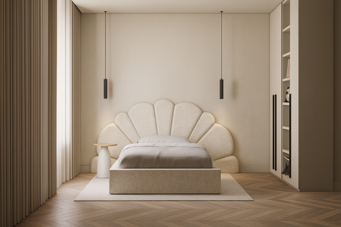 Beige schelpvormig headboard op maat in zachte stof, perfect voor een lichte designslaapkamer